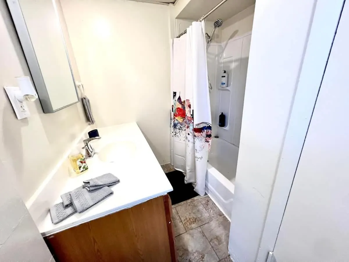 Bright & Cozy 2 Bed Home Private Parking Pittsburgh