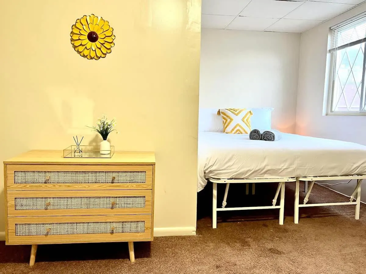 Bright & Cozy 2 Bed Home Private Parking Pittsburgh 0*,  United States