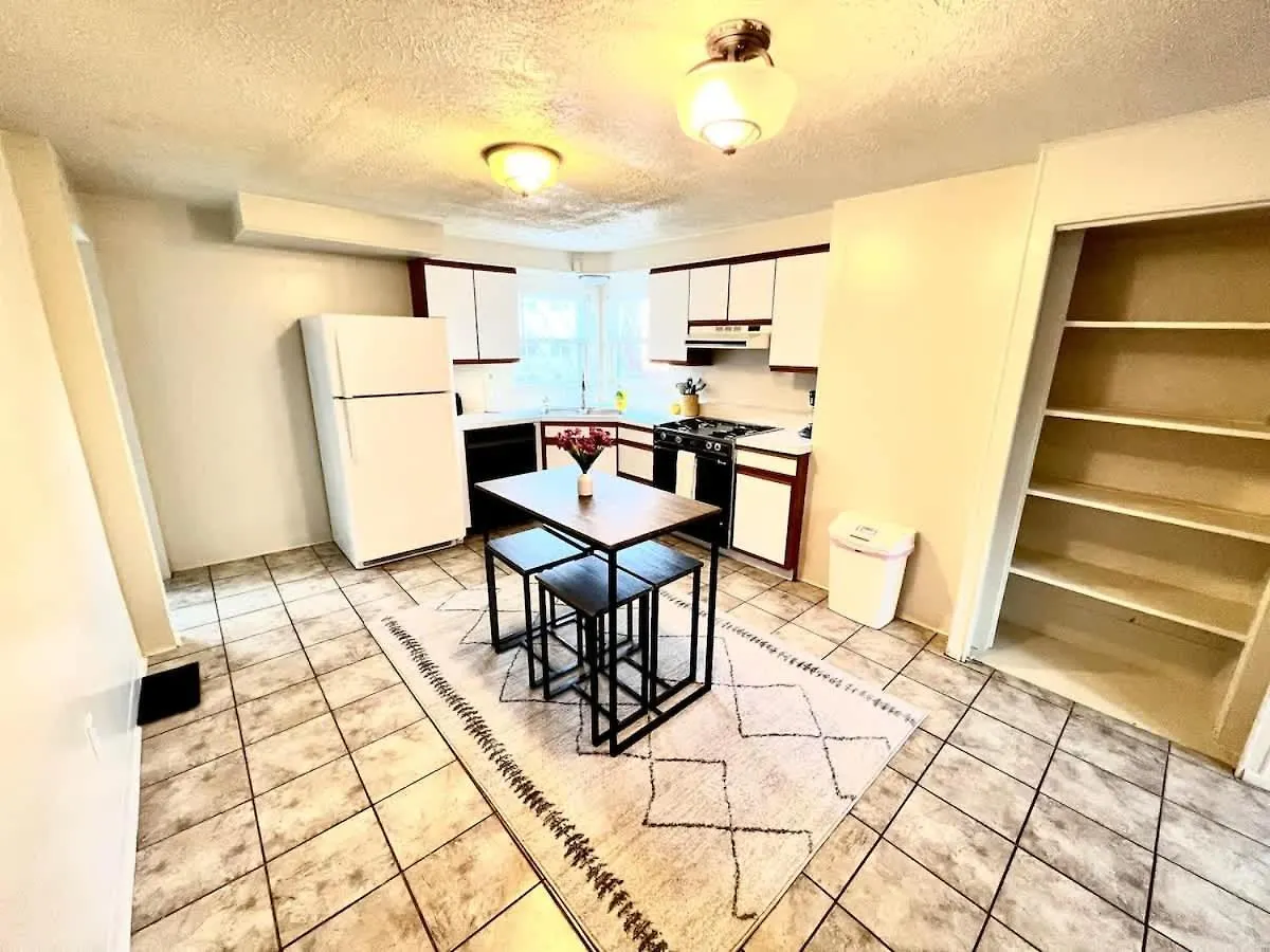 Bright & Cozy 2 Bed Home Private Parking Pittsburgh Holiday home