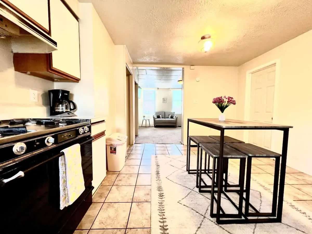 Bright & Cozy 2 Bed Home Private Parking Pittsburgh
