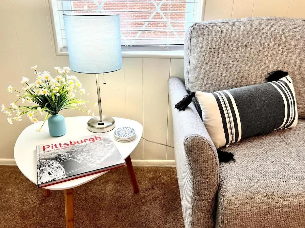 Bright & Cozy 2 Bed Home Private Parking Pittsburgh