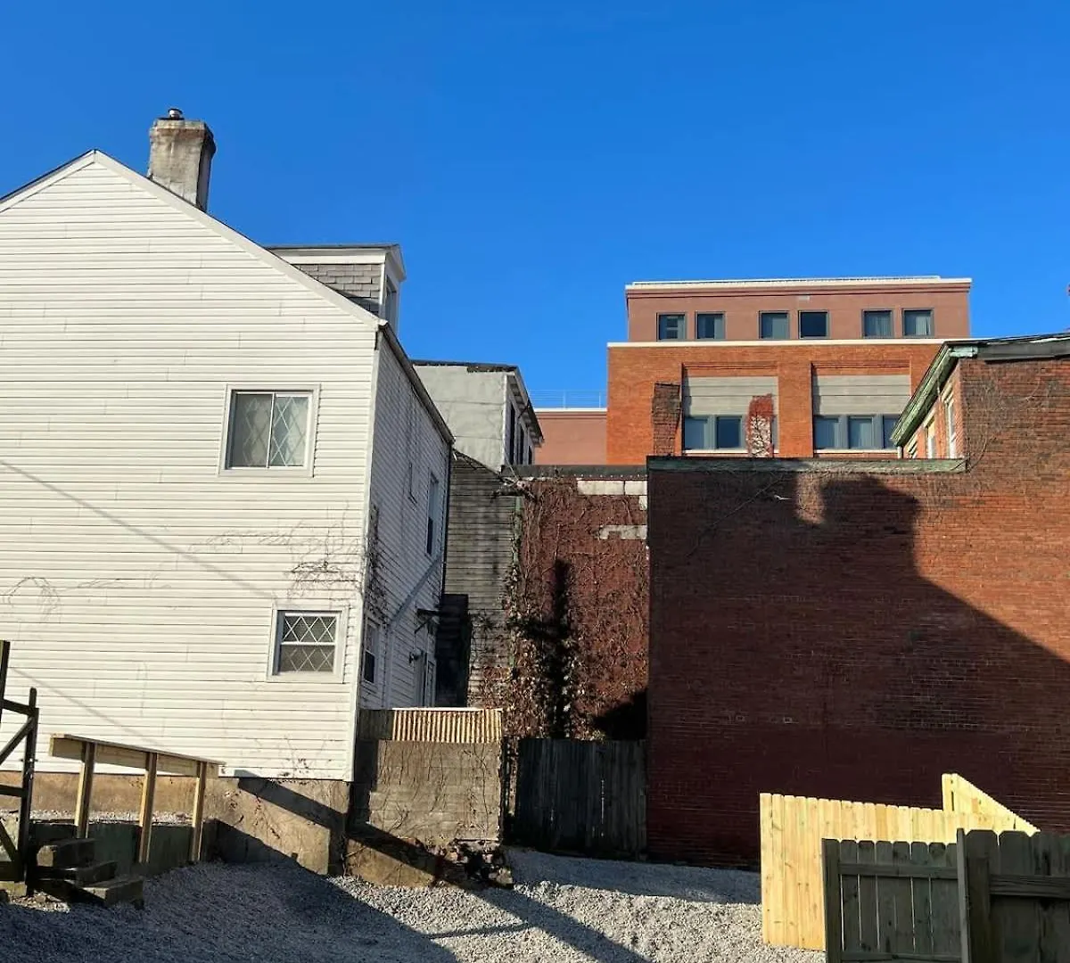 Bright & Cozy 2 Bed Home Private Parking Pittsburgh