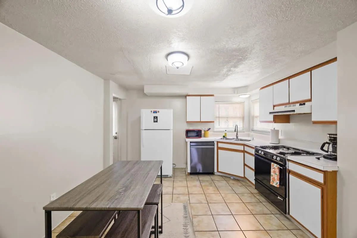 Bright & Cozy 2 Bed Home Private Parking Pittsburgh