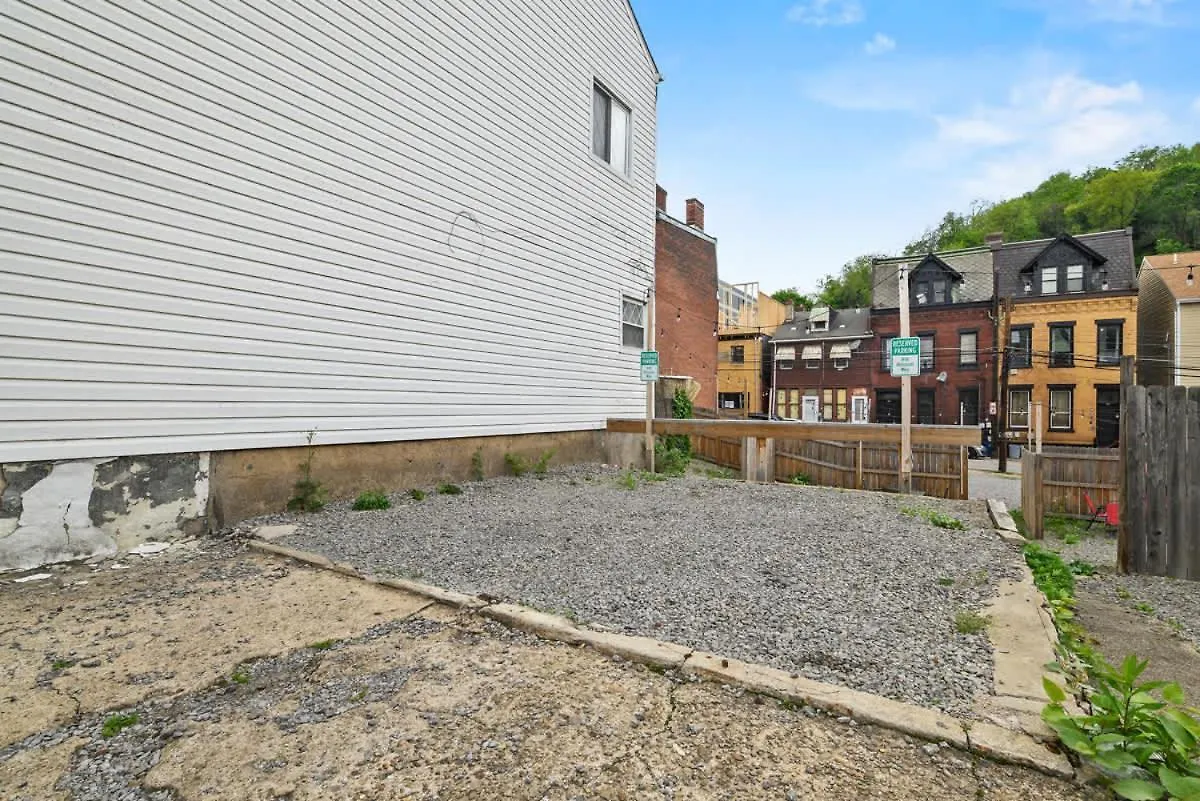 Bright & Cozy 2 Bed Home Private Parking Pittsburgh 0*,  United States