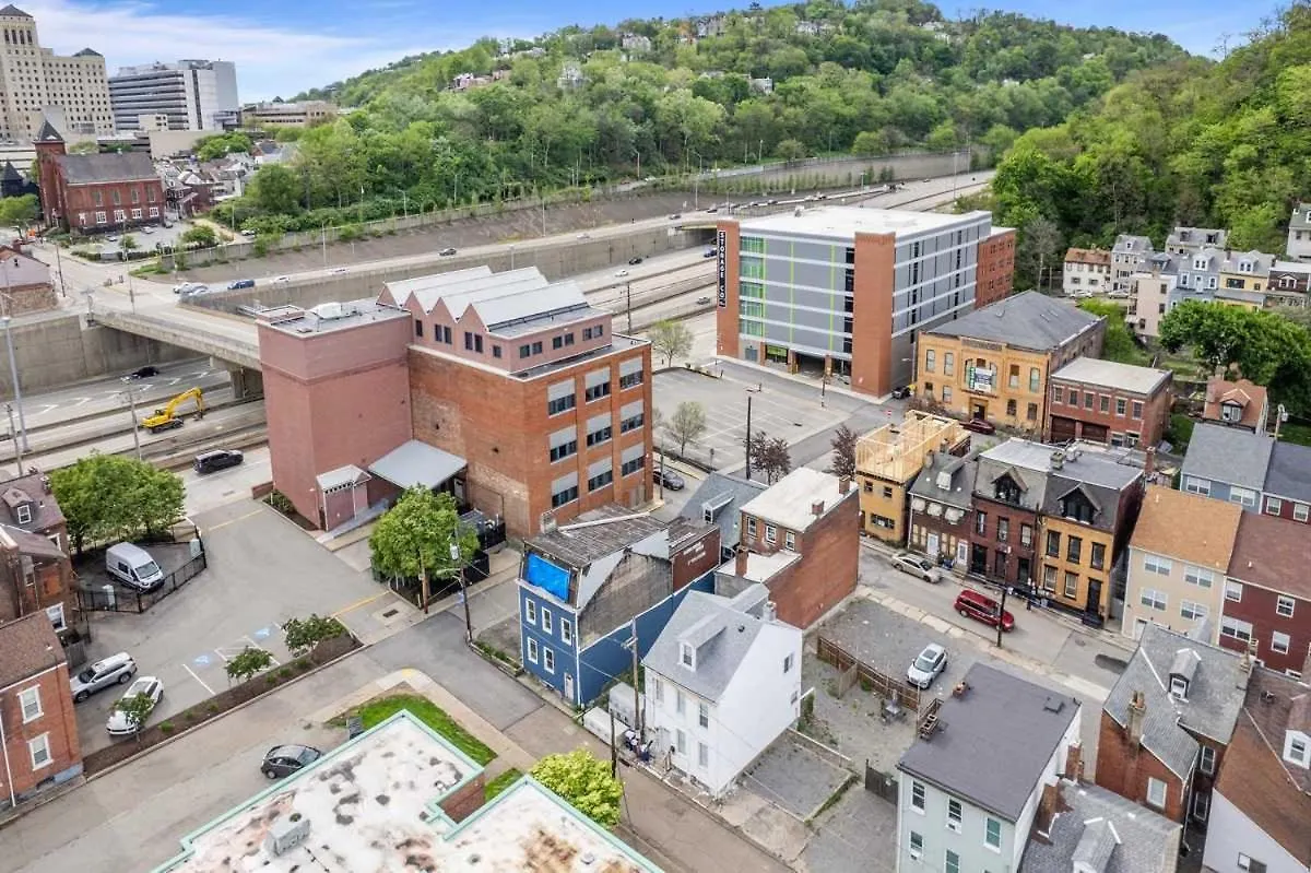 Bright & Cozy 2 Bed Home Private Parking Pittsburgh Holiday home